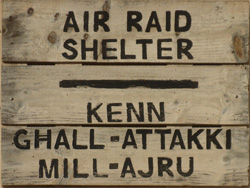 Bord dat een toegang tot de Air Raid shelter markeert
