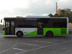 Een Maltese bus van het merk Otokar