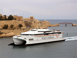 De ferry Saint John Paul II komt aan in Valletta