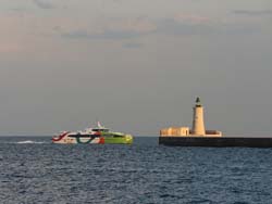 De Your Faith van de Gozo Fast Ferry nadert de haven van Valletta